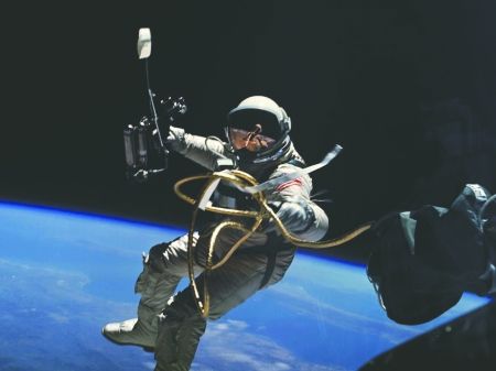 美宇航员首次太空行走视频片段曝光