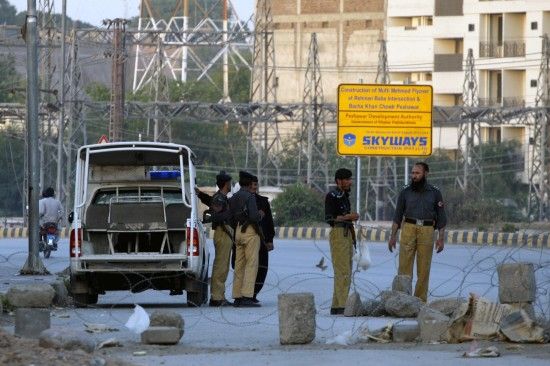 　5月23日，警察在巴基斯坦白沙瓦关押巴基斯坦医生沙基勒-阿夫里迪的监狱附近执勤。