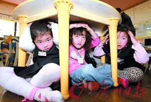 韩国幼儿园，孩子们在举行抗震演习。