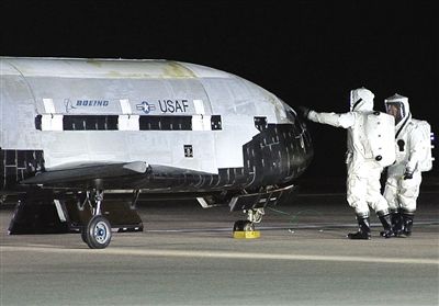 2010�꣬�������վ����أ�������Ա���ڼ��X-37B�ɴ���