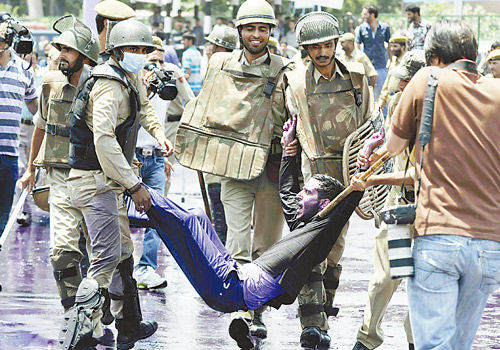 印度教师举行示威活动 要求提高工资待遇_新浪