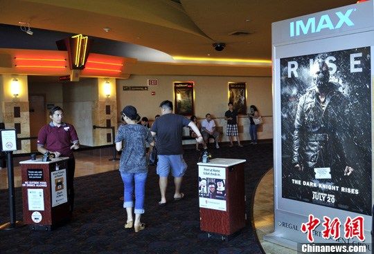 当地时间7月21日，洛杉矶民众在关注科罗拉多州电影院枪击案和对死难者缅怀惋惜的同时，继续走入影院观看周五凌晨上映的《蝙蝠侠3：黑暗骑士崛起》。中新社发 毛建军 摄