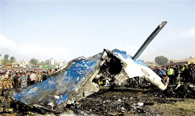 尼泊尔客机起飞两分钟即坠毁 飞行员称撞上老