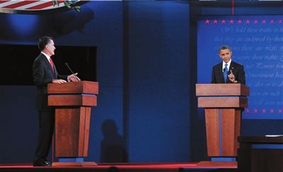 10月3日，奥巴马（左二）与罗姆尼出席总统选举首场辩论。