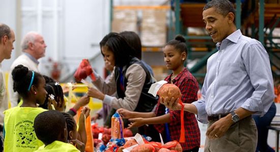 奥巴马一家感恩节前当志愿者向穷人发免费食品