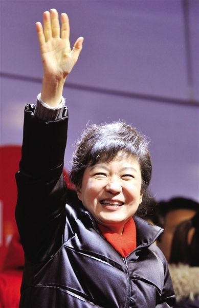 18日，首尔，朴槿惠向支持者挥手。25日零时，她接过韩国总统权力。