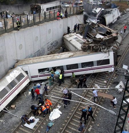 西班牙火车出轨致60人死 事故原因或为超速