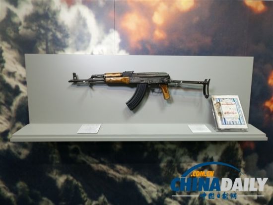 ����ֲ����չʾ��һ֧����ʹ�ù���AK-47ͻ����ǹ�� 