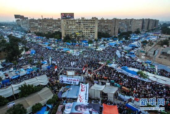 7月26日，穆尔西的支持者在埃及开罗集会抗议。 新华社发