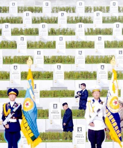 27日平壤将纪念朝鲜战争停战60周年。图为金正恩25日出席位于平壤北部的“祖国解放战争参战烈士陵园”揭幕仪式。