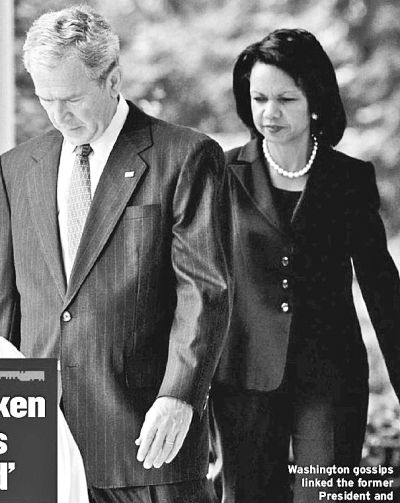  下图为小布什和美国前国务卿赖斯同行的资料照，有关他们的“私情”绯闻令第一夫人劳拉忍无可忍，在离开白宫后选择和丈夫“分居”。 