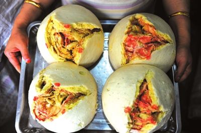 蒸笼大月饼是青海的传统食品,形似大馒头,色香味俱佳.