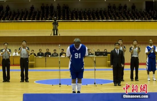 美朝篮球友谊赛开场罗德曼为金正恩唱《生日快