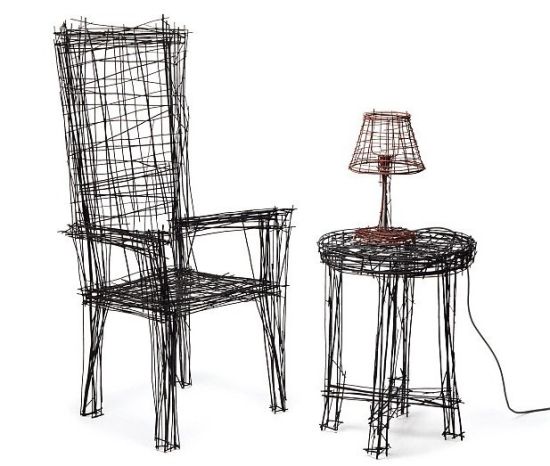 据英国《每日邮报》1月9日报道,这套创意家具由两把椅子,一张圆桌和