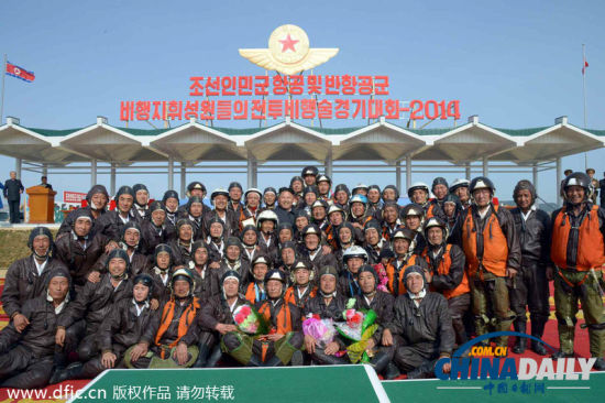 金正恩与官兵合影