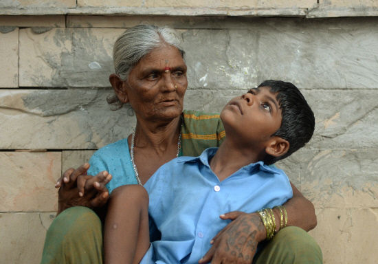 印度9歲殘障男孩被綁公交站鐵欄驕陽似火行人漠視[1]-