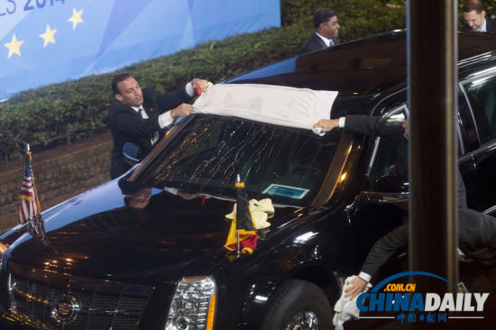 G7峰会花絮:司机忙为奥巴马座驾除去雨水[1]