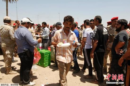 　　当地时间6月16日，伊拉克巴格达，志愿加入伊拉克政府军打击极端组织“伊拉克和黎凡特伊斯兰国”的志愿者在街头游行。