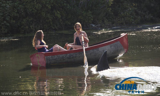 伦敦公园湖中惊现“大白鲨” 吓傻划船游客[1]- 中国日报网_新浪新闻