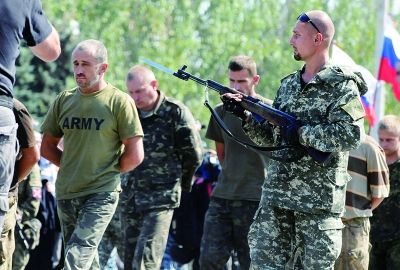 乌政府军遭游街 顿涅茨克民间武装所为 乌克兰将关闭部分驻外使领馆