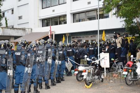 就3名京都大学学生在东京银座参加示威游行时,对负责管制的防暴警察