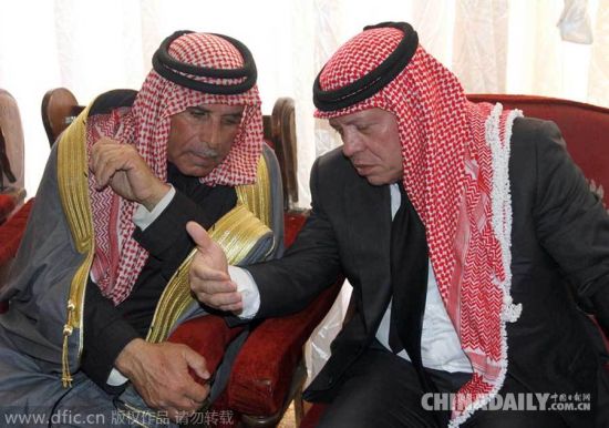 约旦国王慰问遭极端组织杀害飞行员家属[1]