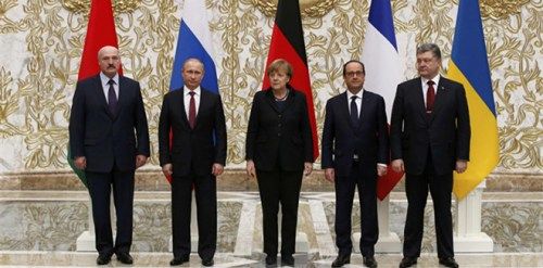 图为会谈前，乌克兰、俄罗斯、法国、德国、白俄罗斯五国领导人合影。