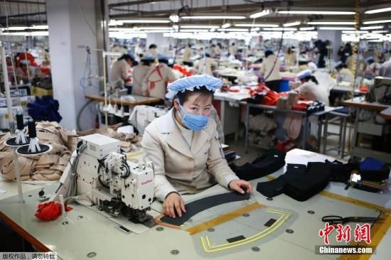 资料图片:开城工业园区内,朝鲜工人在工厂工作.