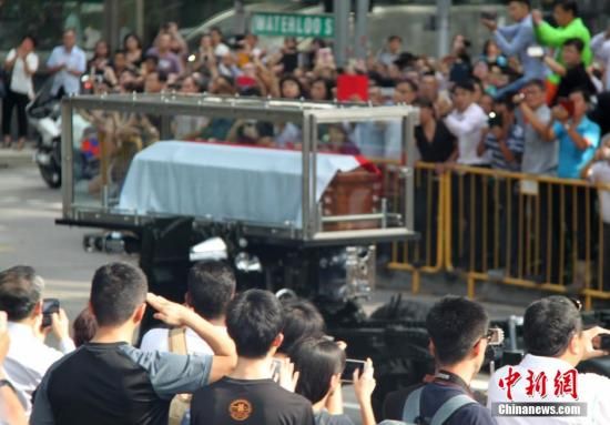 3月25日，新加坡前总理李光耀的灵柩移往新加坡国会大厦，数以千计民众夹道送别。中新社发 李洋 摄