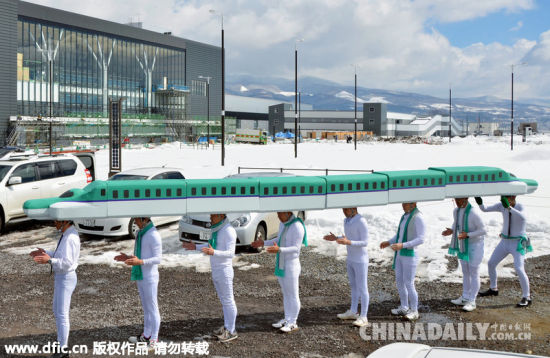北海道新干线明年春开通 民众推出列车造型帽子造势[1]- 中国日报网