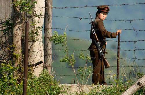 资料图:朝鲜人民军女哨兵正在中朝边境执勤.