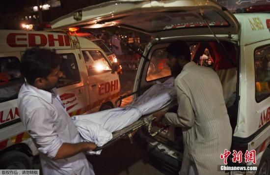 当地时间2015年6月21日,巴基斯坦高温肆虐,目前死亡人数已超过百人。卡拉奇最高温度达到45摄氏度,仅次于1979年创下的47度纪录。 当地时间2015年6月21日,巴基斯坦高温肆虐,目前死亡人数已超过百人。卡拉奇最高温度达到45摄氏度,仅次于1979年创下的47度纪录。