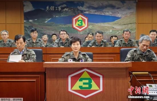 当地时间8月21日,韩国青瓦台发言人闵庚旭表示,韩国总统朴槿惠当天前往第三野战军司令部检查对朝警备状态,了解朝鲜开炮的具体情况、韩军的应对措施,以及朝军最新动态。 当地时间8月21日,韩国青瓦台发言人闵庚旭表示,韩国总统朴槿惠当天前往第三野战军司令部检查对朝警备状态,了解朝鲜开炮的具体情况、韩军的应对措施,以及朝军最新动态。