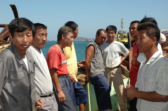 图文:载有中国船员的两艘被劫韩国渔船抵达也