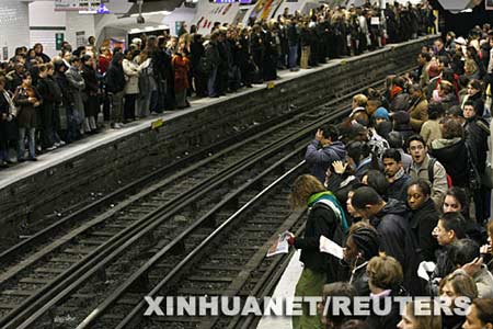 组图：法国大罢工致巴黎地铁站人满为患