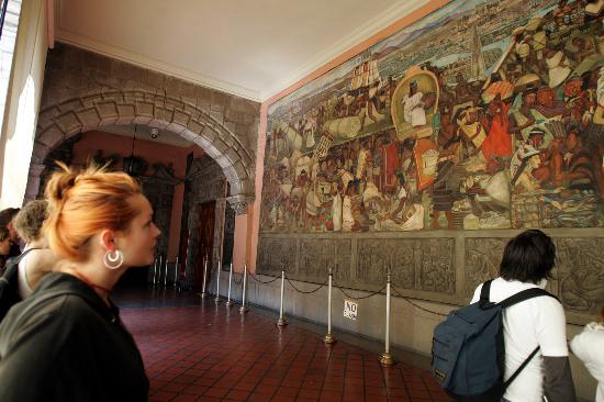 图文:墨西哥著名壁画家作品修复后迎来游人(1)