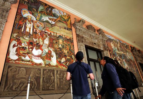 图文:墨西哥著名壁画家作品修复后迎来游人(2)