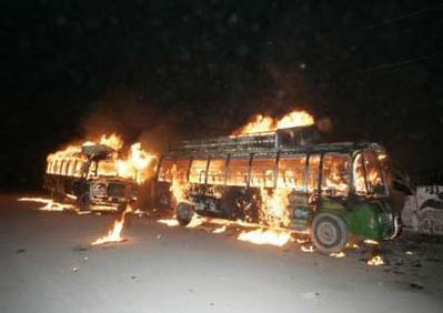图文：贝-布托的支持者们焚烧汽车