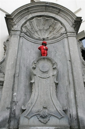 组图:比利时撒尿小孩于连雕像换新装