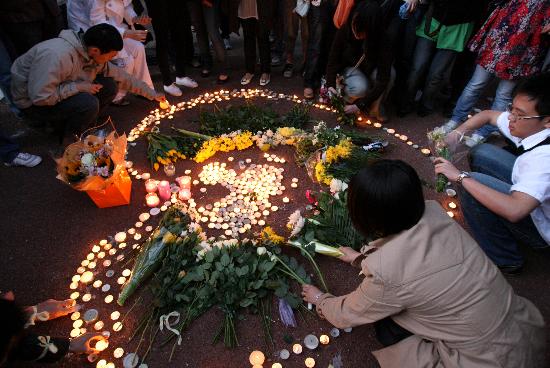 图文:中国留学生用蜡烛拼成心形图案摆放鲜花
