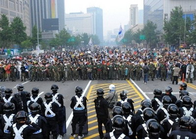 韩国4万名示威者与警方发生激烈冲突(图)