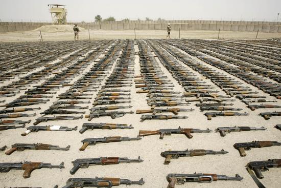 组图：伊拉克巴格达公开展示缴获的武器