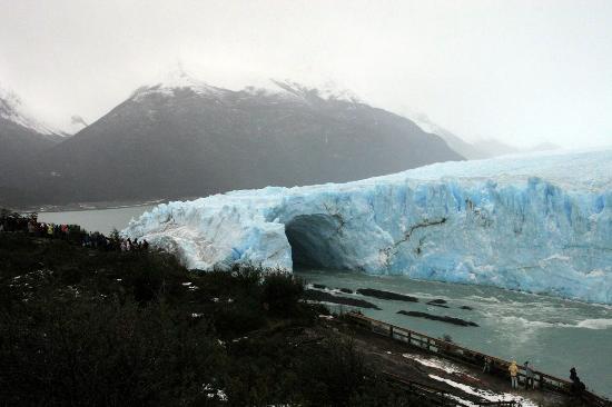 阿根廷冰川受气候变暖影响冬季崩塌(组图)