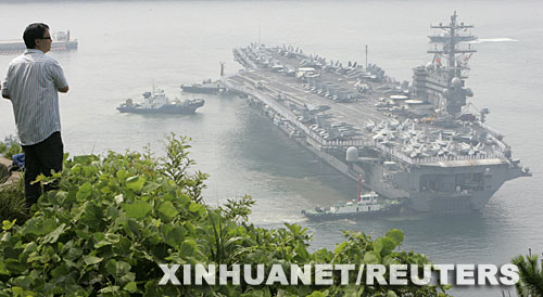 美军航母抵达韩国釜山港被指针对朝鲜(组图)