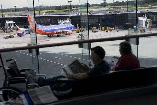 美国电脑系统瘫痪导致大批航班延误(组图)