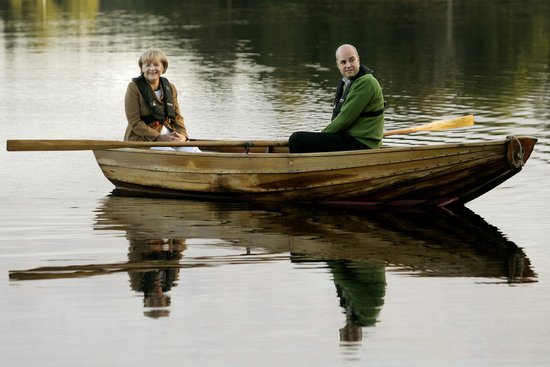 组图：瑞典首相与德国总理默克尔泛舟