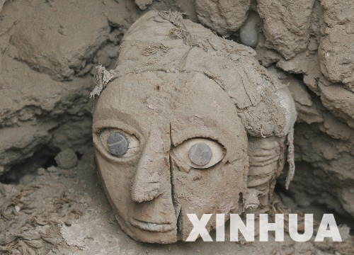 秘鲁出土3具1300年前木乃伊(组图)