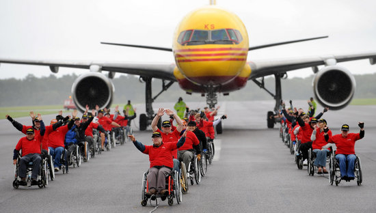 组图：英国50名残疾人拖客机前行百米