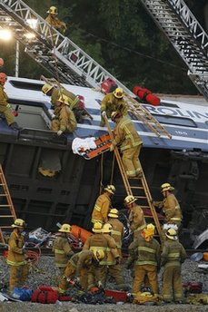 洛杉矶火车相撞已致10人死亡40余人受伤(组图)