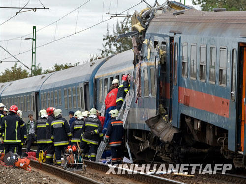 匈牙利火车追尾致4人死亡26人受伤(组图)